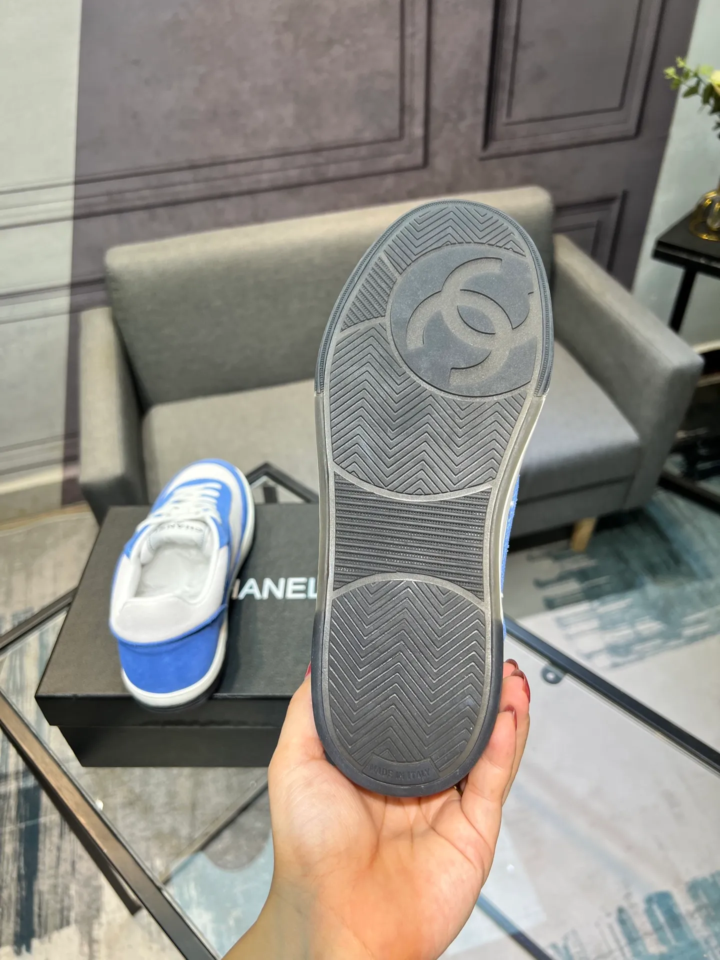 Men's men's shoes 💰620 Exclusive real shot (top version) CHANEL Chanel's new panda sneakers Panda shoes Chanel 2025ss color matching thick-soled casual sports shoes sneakers Counter synchronization The counter is very popular Very difficult to buy a shoe The most popular thick-soled panda shoes on the Internet It is obvious that Xiaoxiang control cannot miss it Simple and versatile white shoes that have both good looks and comfort Thick sole increases height, is super versatile and can be worn with eyes closed😍 Whoever wears it will look better. Upper: calfskin. Lining: imported sheepskin lining. Outsole: TPU original outsole. Size: 35-44 (41 for women, 40 for men, custom made).